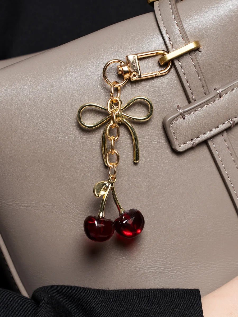 Bijou de Sac Cerise Résine Céria - Noeud Féminin & Finition Dorée - Accessoire Chic