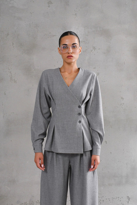 Ensemble tailleur Diane couleur gris avec haut à coupe asymétrique et pantalon large fluide par Lyovia.
