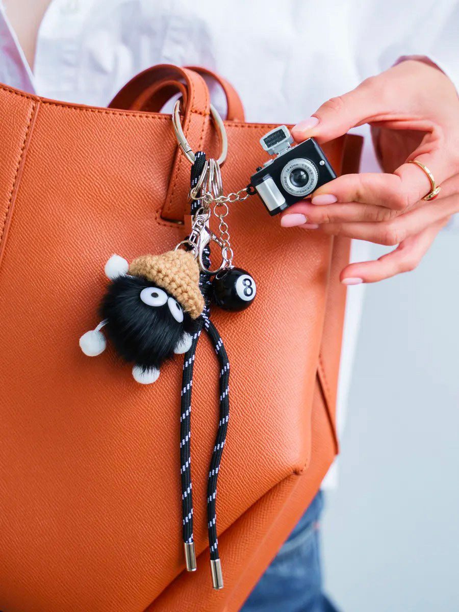 Bijou de Sac Peluche Labu - Mini Caméra & Chapeau Crochet - Style Urbain Décalé