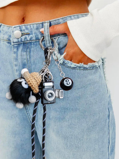 Bijou de Sac Peluche Labu - Mini Caméra & Chapeau Crochet - Style Urbain Décalé