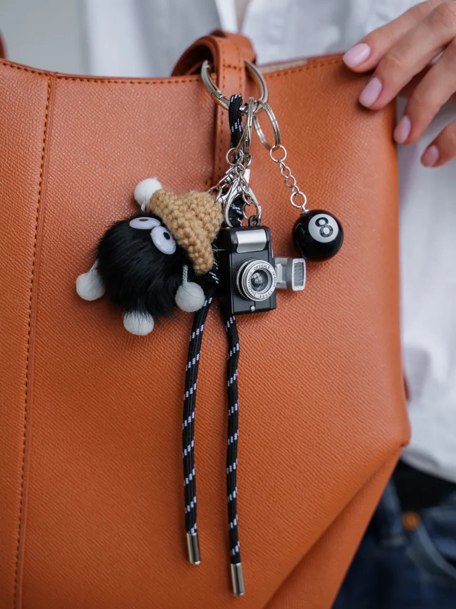Bijou de Sac Peluche Labu - Mini Caméra & Chapeau Crochet - Style Urbain Décalé