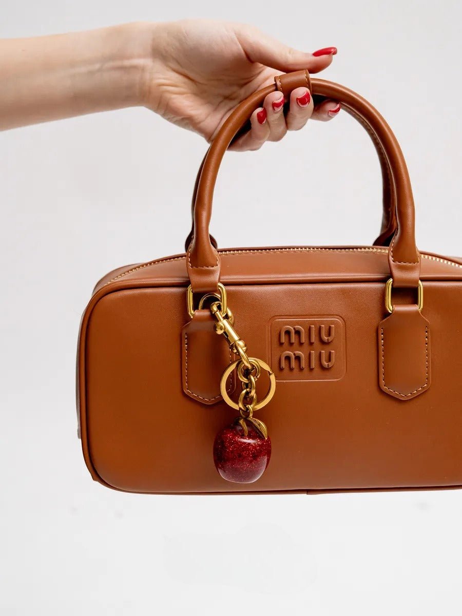 Bijou de Sac Pomme Pailletée Adèle - Résine Brillante & Feuille Dorée - Accessoire Chic